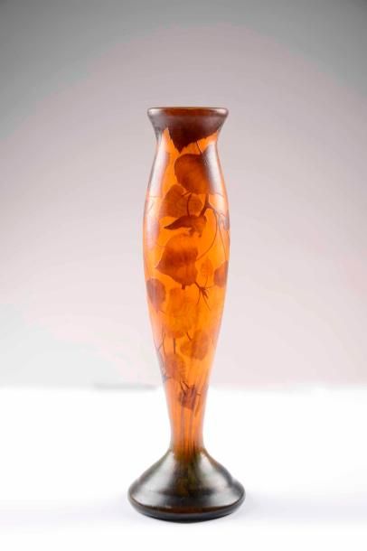DAUM.
Vase soliflore en verre doublé à décor...