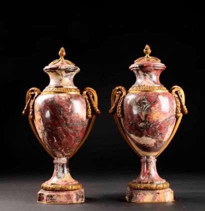 Paire de vases Médicis en marbre griotte...
