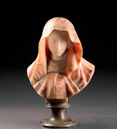 Buste en marbre polychrome. Vierge au voile,...