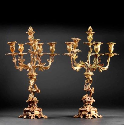 Paire de candélabres en bronze ajouré et...