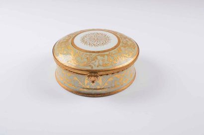 LE TALLEC. 
Bonbonnière ronde en porcelaine...