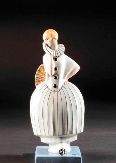 DAX.
Colombine en porcelaine. Signée H: 33,5...