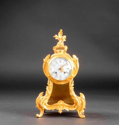 Pendule en bronze rocaille. Cadran signé...