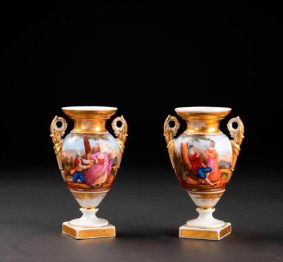 Paire de vases en porcelaine polychrome et...