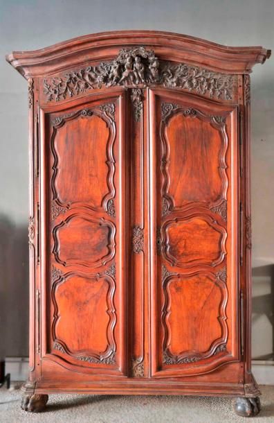 Armoire en noyer mouluré et sculpté le fronton...