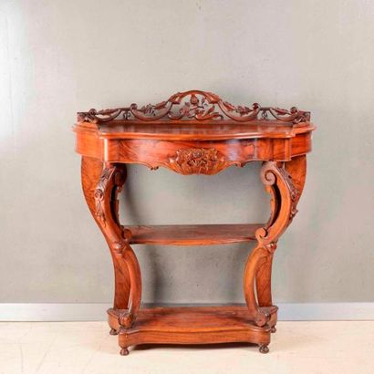 Console en noyer ajouré sculpté et placage...