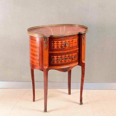 Petite table chiffonière de forme rognon,...