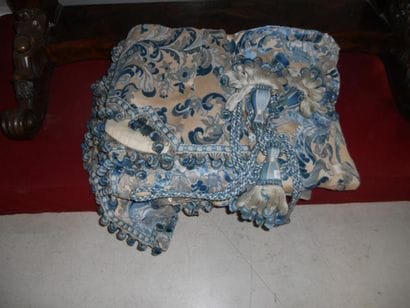 Paire de tentures en velours à décor végétal...