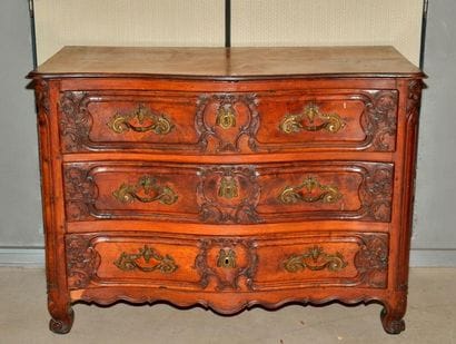 Commode en noyer sculpté, pieds cambrés,...