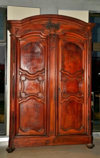 Armoire en noyer mouluré, fronton sculpté...