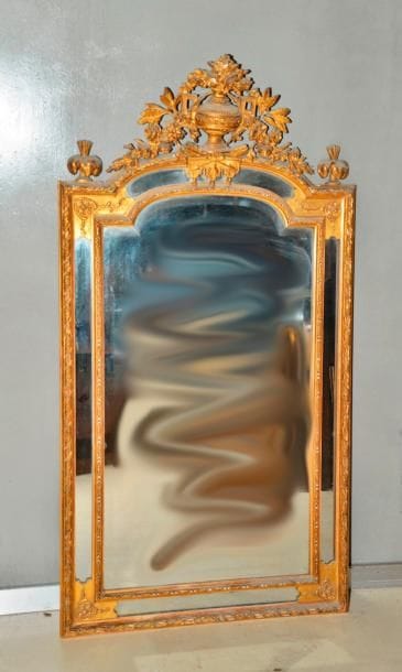 Miroir à parecloses, fronton orné d'une urne...