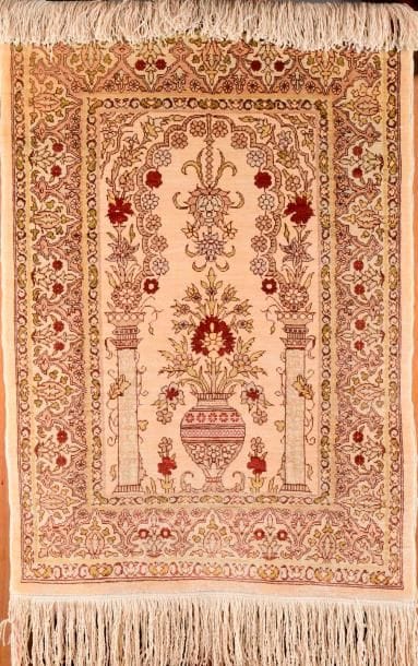 Petit tapis de prière HEREKE en soie à motif...
