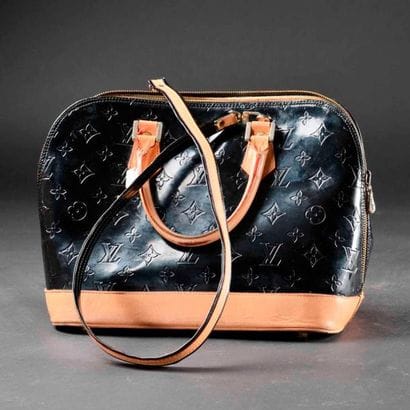 Louis VUITTON.
Sac Alma en cuir verni noir...