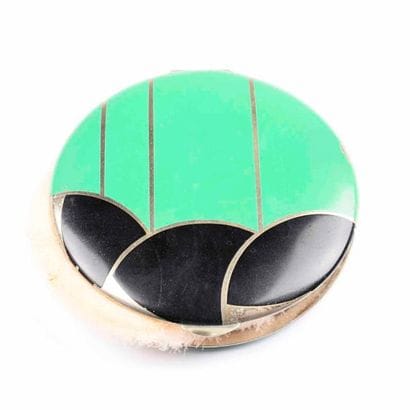 Poudrier rond laqué noir et vert. Circa 1925....