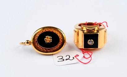 Belle bague tank en or jaune, onyx et diamant...
