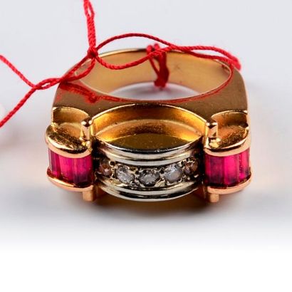 Bague tank en or jaune ornée d'une ligne...