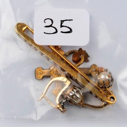 Lot: broche barette, croix pendentif, paire...
