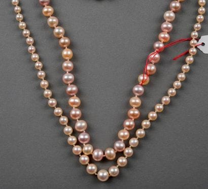 Lot de 2 colliers de perles. Fermoirs or