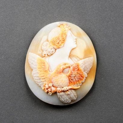 Camée coquille à décor de femme de profil...