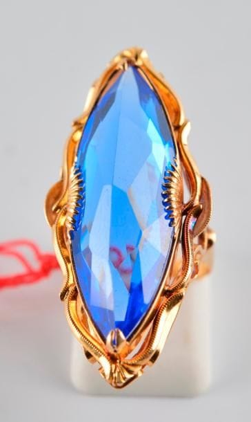 Bague marquise, pierre sertie d'un spinelle...