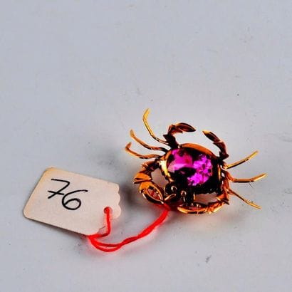 Broche crabe en or jaune sertie d'un corindon...