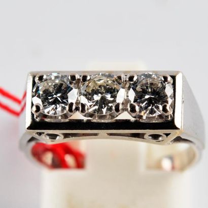 Bague en or blanc sertie de trois diamants,...