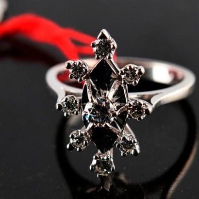 Bague Epoque 1975 en or gris et diamants...
