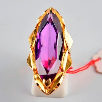 Bague marquise monture or jaune corindon...