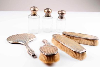 7 pièces de toilette montées argent (acc...