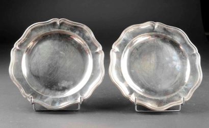 Paire de plats à bords contours en argent...