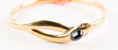 Bracelet rigide en or de forme serpent cabochon...