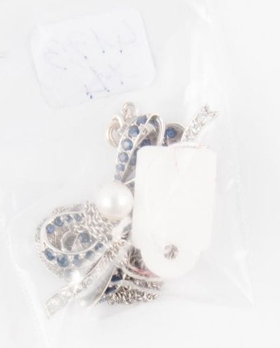 Lot or gris: Collier en or gris retenant...