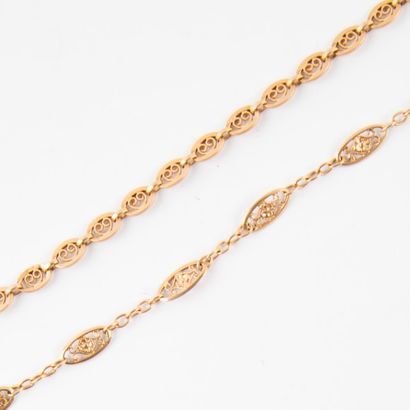 Deux bracelets à maillons alternés en or...