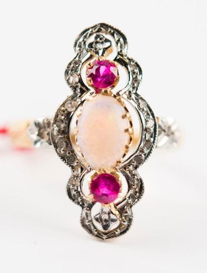 Bague marquise en or, opale et pierres roses...
