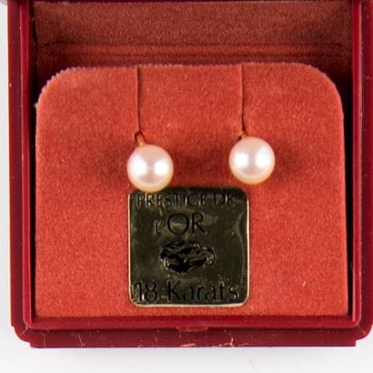 Paire de clous d'oreilles, perles montées...