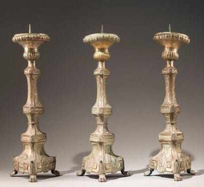 Trois pique-cierges en laiton.
H: 58 cm....