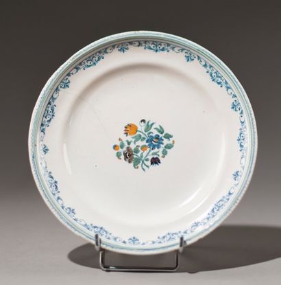 Lot de quatre assiettes en faïence émaillée.
XVIIIème...