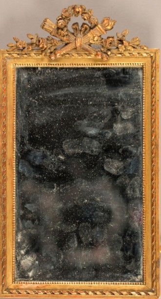 Miroir de table, cadre en bois et stuc doré.
Fronton...