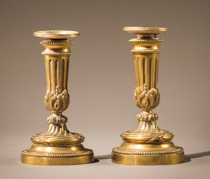 Paire debougeoirs en bronze, fûts cannelés...