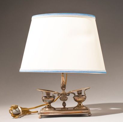 Huilier-vinaigrier en argent monté en lampe.
Poinçon...