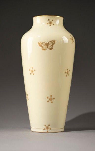 SÈVRES
Vase en porcelaine fond crème à décor...