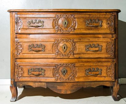 * Commode en bois naturel mouluré et sculpté...