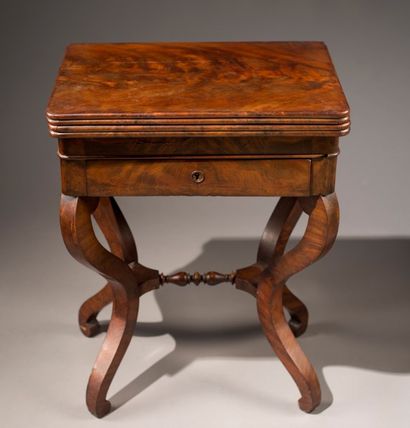 * Table à jeux en acajou, placage d'acajou...