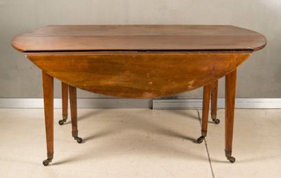 * Table ovale en noyer reposant sur six pieds...