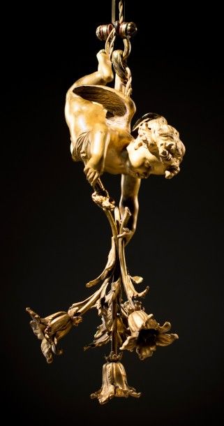 Lustre en bronze doré à décor d'un angelot...