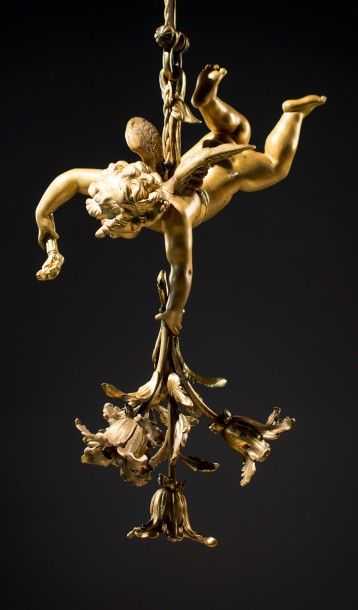 Lustre en bronze doré à décor d'un angelot...