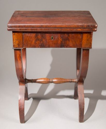 * Table à jeux en acajou et placage d'acajou,...