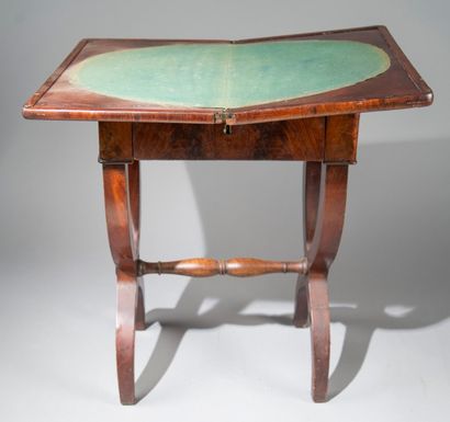 * Table à jeux en acajou et placage d'acajou,...