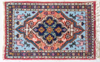 IRAN, Ardebil
Petit tapis de prière.
L: 64,...