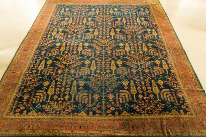 Grand tapis à décor stylisé végétal sur fond...